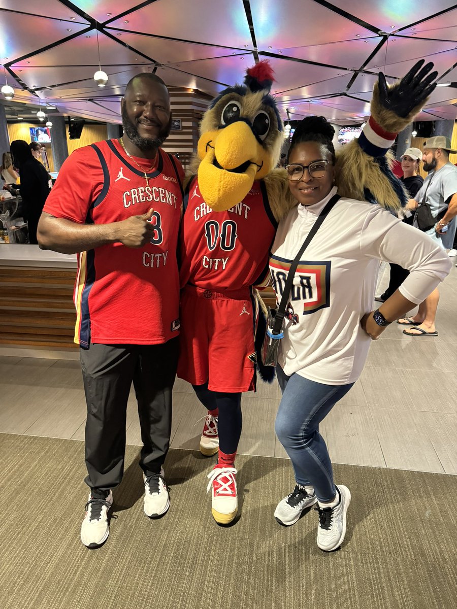 FrannieMonique's tweet photo. Let’s go Pels!!! #pelicansgameday #NBA #basketball #smoothie https://t.co/9IbD3RAl6V