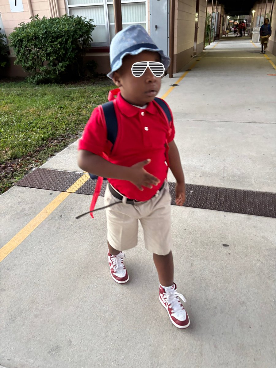 PotterEagles's tweet image. These friends came ready for #RedRibbonWeek dressed in School Colors!  #buildinglearners #weloveyou @Community_Sch @HCPS_FACE @TransformHCPS @HillsboroughSch