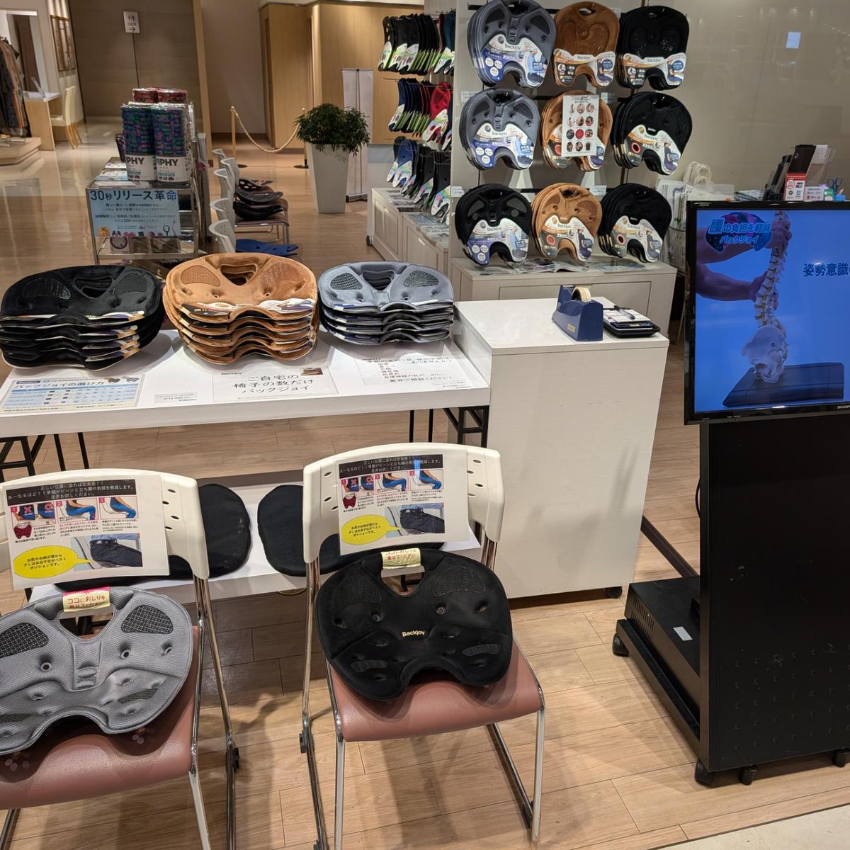 BackJoy_seller's tweet photo. 博多阪急でのイベント、日本シリーズ絡みで福岡市内のホテルは高騰故に鳥栖から毎日通勤、750円課金しての20分の特急乗車、この時間でスイッチのオンオフになりますね。
#リレーかもめ #みどり #かささぎ #BackJoy #IMPHY #博多阪急 #鳥栖市 #鉄道写真 https://t.co/vLOm5DFwMR