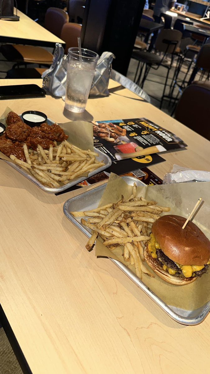 layxsnv's tweet image. Yall better go get that 6 for $19.99 at Buffalo Wild Wings before it’s gone 🥹