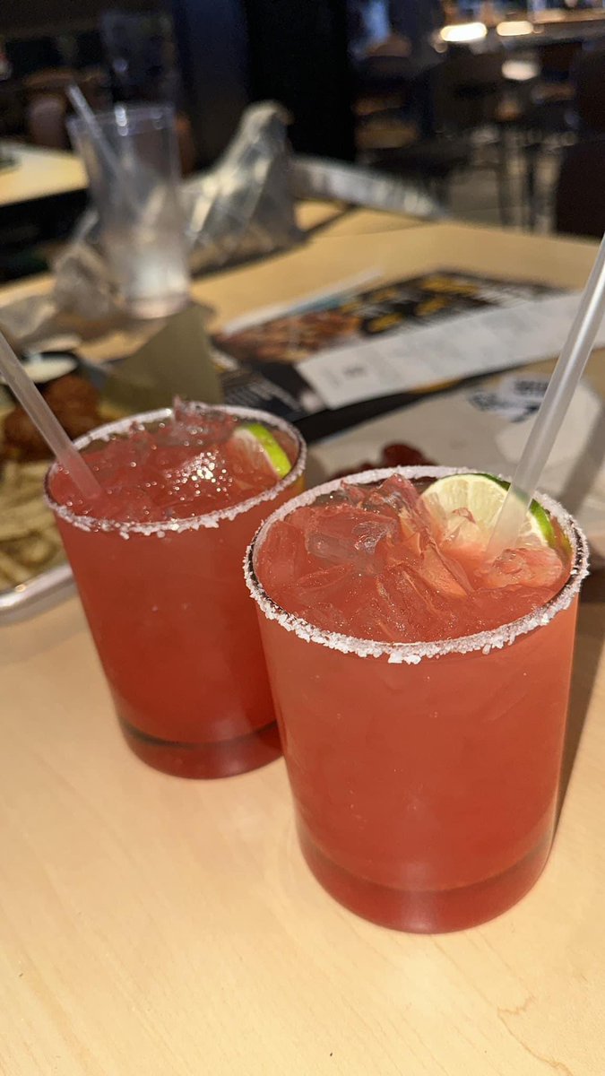 layxsnv's tweet image. Yall better go get that 6 for $19.99 at Buffalo Wild Wings before it’s gone 🥹