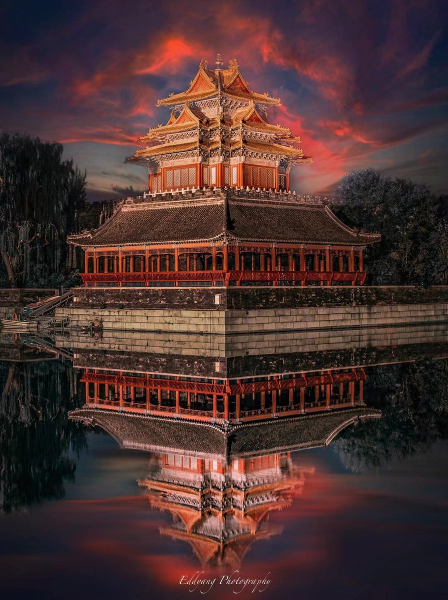 北京紫禁城角楼夜景，华灯初上！
真的超级超级壮观！
#中国美景 #北京紫禁城