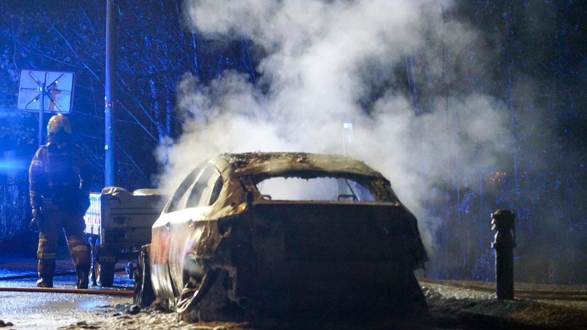 PSPresse's tweet photo. #Oslo Kraftig bilbrann på Nordstrand: - Bilen er helt utbrent 

Nødetatene rykket ut til Solveien på Nordstrand eller melding om Brann i en bil. Det er uvisst hva som er årsaken.

Politiet melder at brannen er slukket kl. 02:55. https://t.co/ypEOJIXPsX