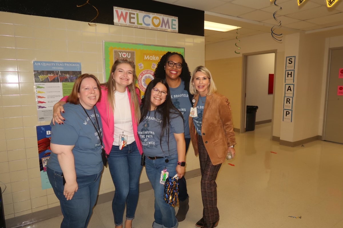 GreenRasheda's tweet photo. Celebrating our ‘A’ rating! The team that holds it all together! #BradfieldsBest @BES_Cowboys https://t.co/uVWBY7BLfb