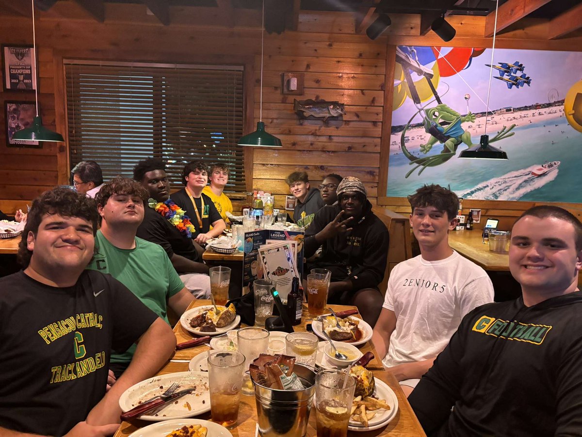 Love these guys! Annual Roadhouse dinner🙌🏼 #TheRealHeros