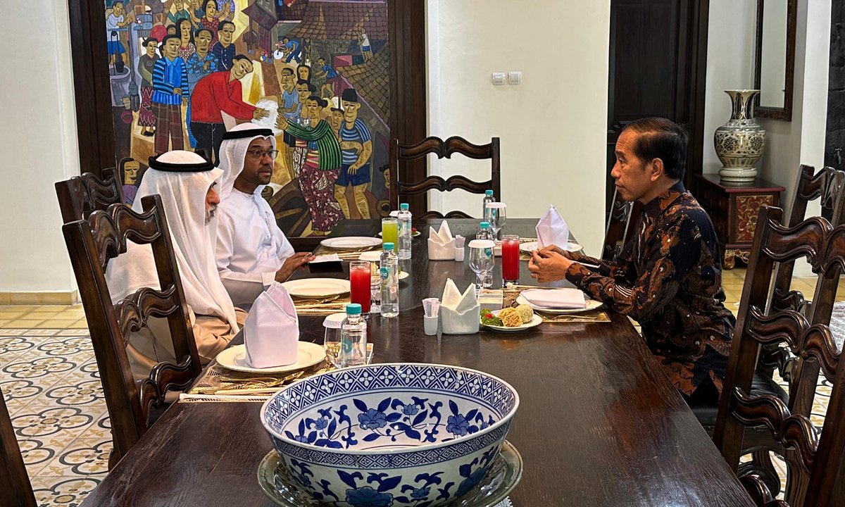 jokowi's tweet image. Momen silaturahmi yang penuh kehangatan dengan Menteri Toleransi dan Koeksistensi Uni Emirat Arab (UEA), HH Sheikh Nahyan bin Mubarak Al Nahyan yang kemarin menyempatkan mampir ke rumah kediaman. Kami menikmati makan siang yang berkesan sambil bertukar cerita dan inspirasi.