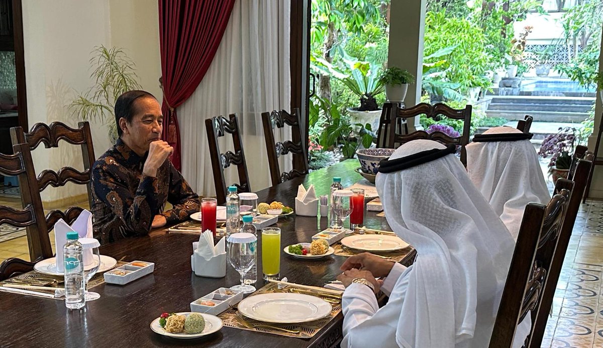 jokowi's tweet image. Momen silaturahmi yang penuh kehangatan dengan Menteri Toleransi dan Koeksistensi Uni Emirat Arab (UEA), HH Sheikh Nahyan bin Mubarak Al Nahyan yang kemarin menyempatkan mampir ke rumah kediaman. Kami menikmati makan siang yang berkesan sambil bertukar cerita dan inspirasi.
