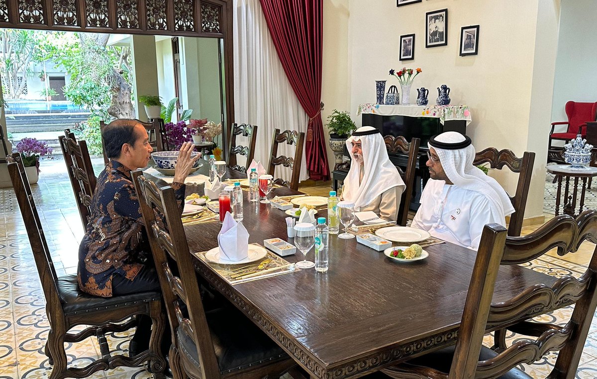 jokowi's tweet image. Momen silaturahmi yang penuh kehangatan dengan Menteri Toleransi dan Koeksistensi Uni Emirat Arab (UEA), HH Sheikh Nahyan bin Mubarak Al Nahyan yang kemarin menyempatkan mampir ke rumah kediaman. Kami menikmati makan siang yang berkesan sambil bertukar cerita dan inspirasi.