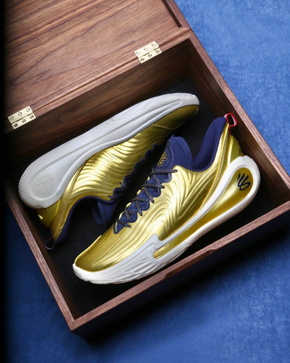 UAbasketball's tweet photo. Something special for @StephenCurry30 on opening night 🏅 https://t.co/q5Nsl83n6J