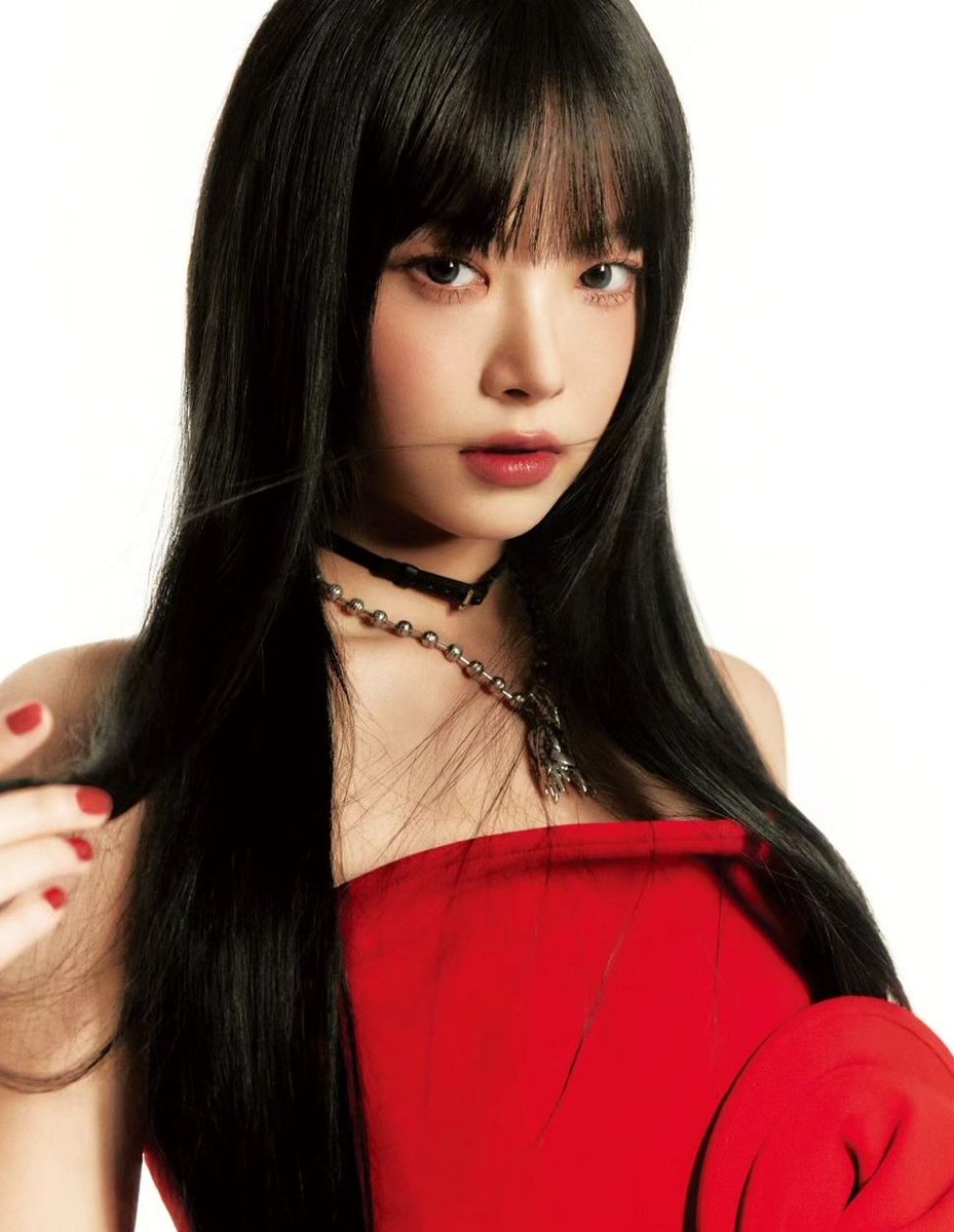 elsserafim's tweet photo. hong eunchae serving face as always. https://t.co/KL64tRciSk