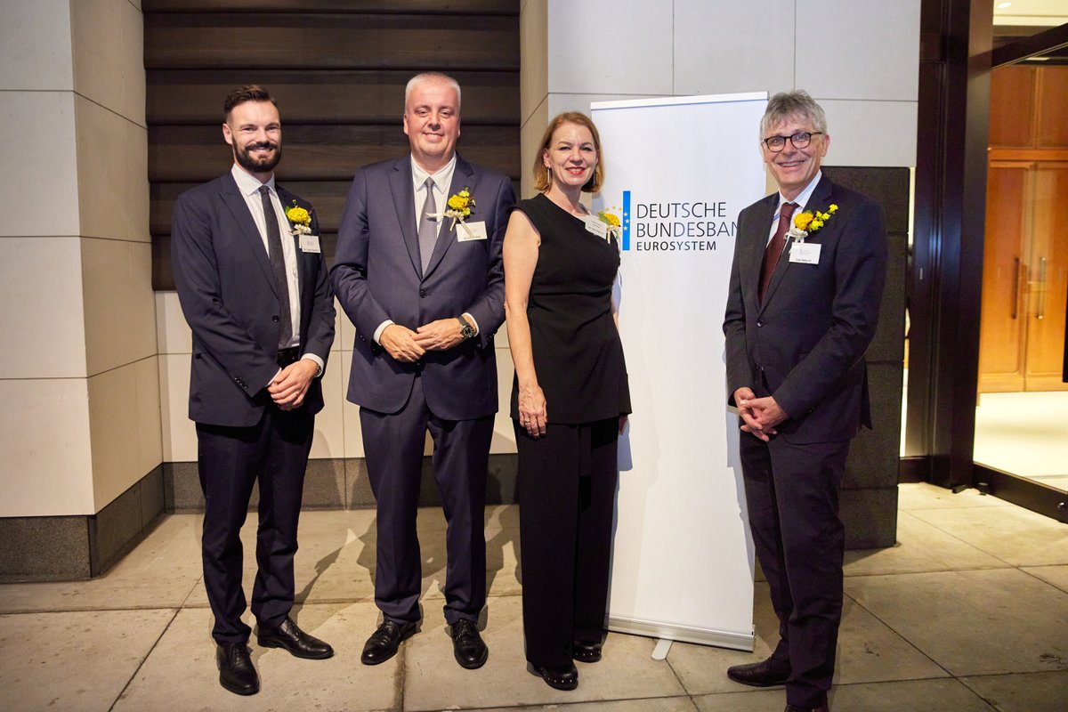 東京のドイツ連邦銀行 で人事異動がありました。駐日代表事務所では、ネブゲン元所長からクリーブランド新所長へバトンタッチ。ようこそ日本へ！Bundesbank(ブンデスバンク)は🇩🇪の 中央銀行に当たり、1987年に開設された東京事務所では日本、韓国、オーストラリアの観測 ...