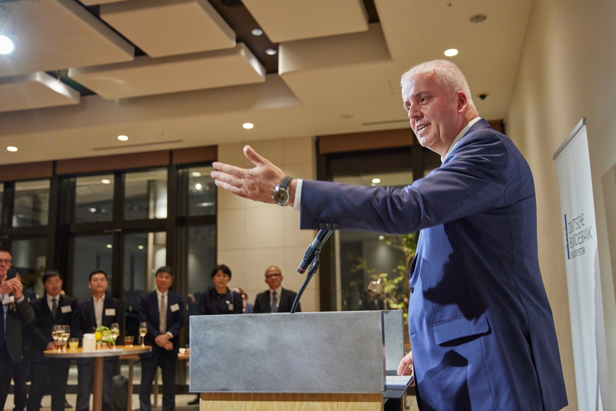 東京のドイツ連邦銀行 で人事異動がありました。駐日代表事務所では、ネブゲン元所長からクリーブランド新所長へバトンタッチ。ようこそ日本へ！Bundesbank(ブンデスバンク)は🇩🇪の 中央銀行に当たり、1987年に開設された東京事務所では日本、韓国、オーストラリアの観測 ...