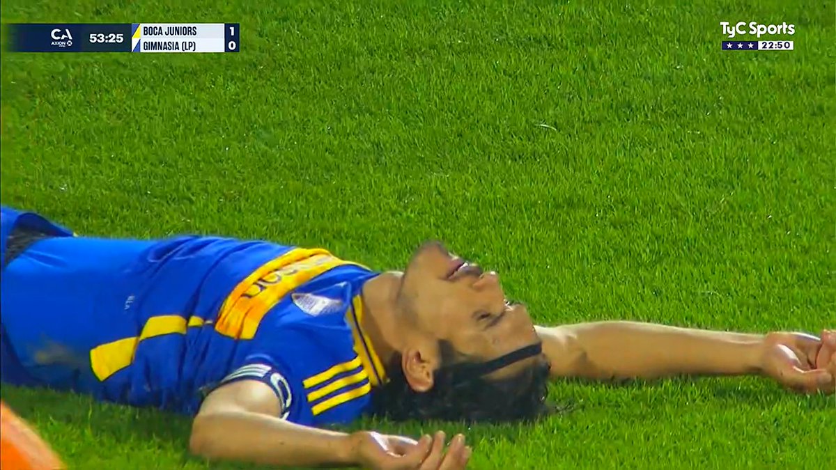 la12tuittera's tweet photo. 54' NOOOOO! Jugadón de #Zeballos por izquierda, centro y #Cavani desde atrás con el arco vacío le pegó, TRAVESAÑO Y AFUERA. https://t.co/kbOrQmhJW2