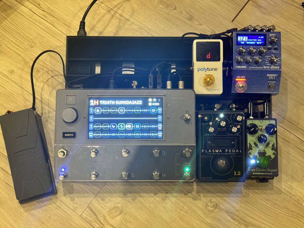 TomotakaSEKIYA's tweet image. ペダルボード配線完了💪

#ベースってかっけーなー 
#Quadcortex 
#ウッドベース用ペダルボード
#Occultdipbox 
#EVA電子 
#SY200 
#Plasmapedal 
#Pedalboard 
#エフェクターボード2024秋
