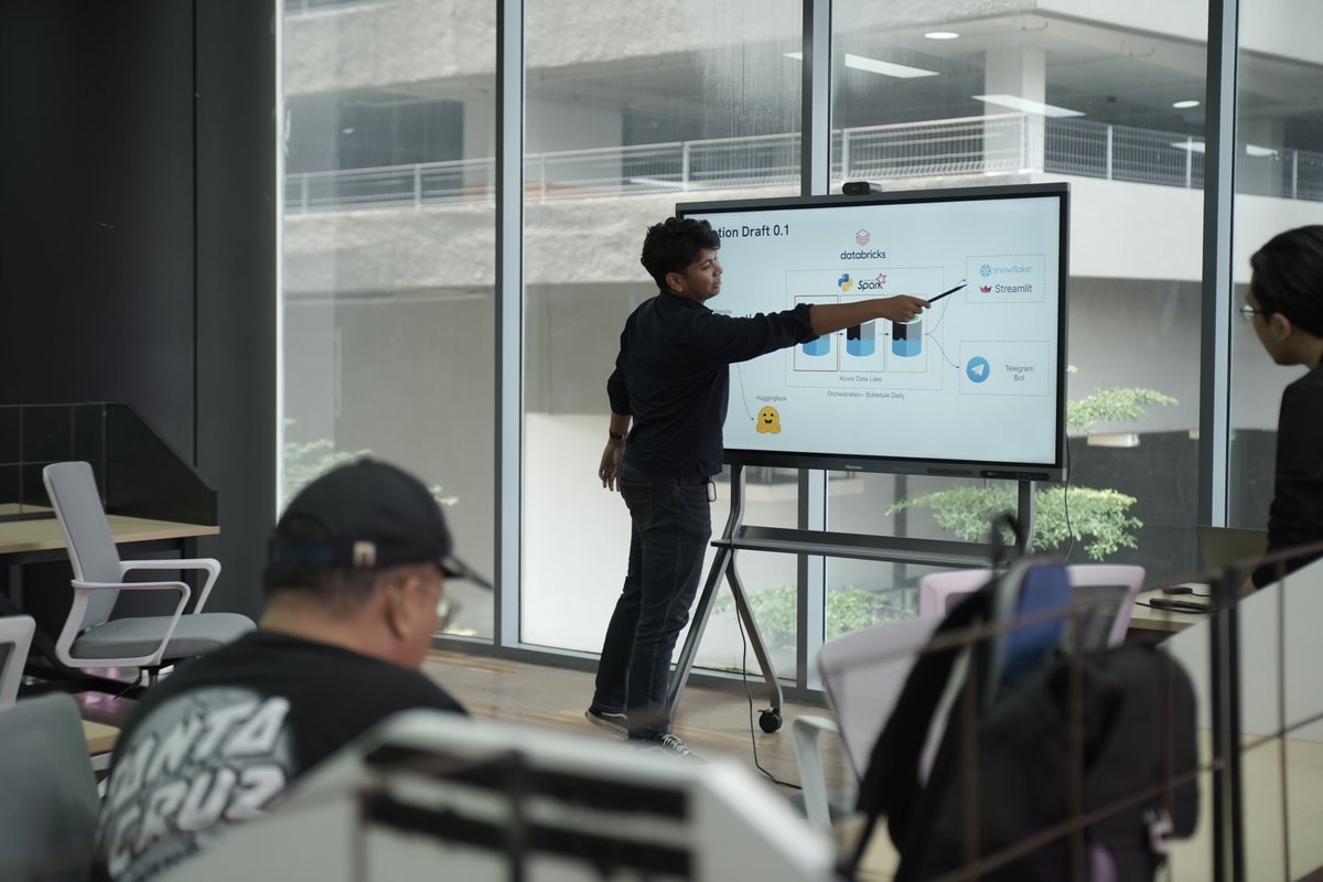 We wrapped up our Data Engineering 101 course! Over 7 weeks, 15+ students showcased their final projects, enhancing their portfolios. Huge thanks to our trainers for their ongoing support. Excited to bring this course back next year! #DataEngineering