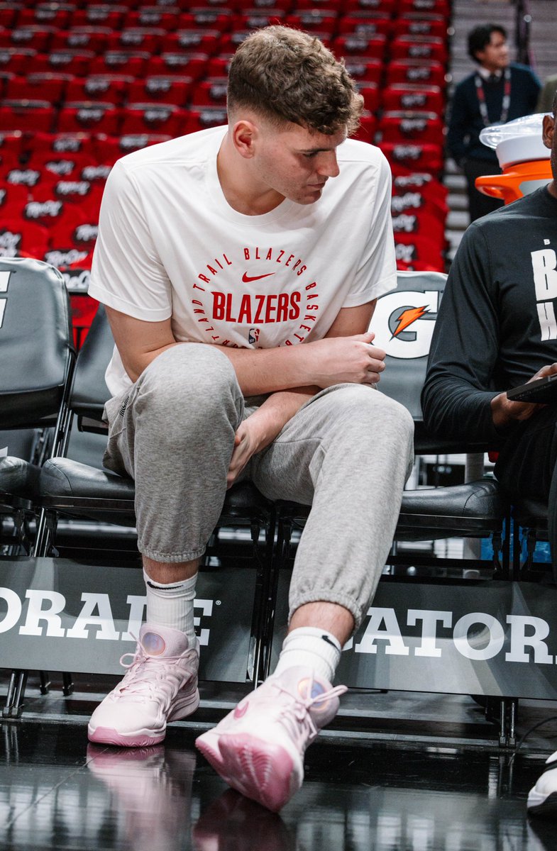 CHold's tweet photo. Donovan Clingan wearing pink @nikebasketball KD17 in his first @NBA game to honor his mother who died of breast cancer when he was 13. 

(📸: @josiewill33) https://t.co/mjNqWV0lsh