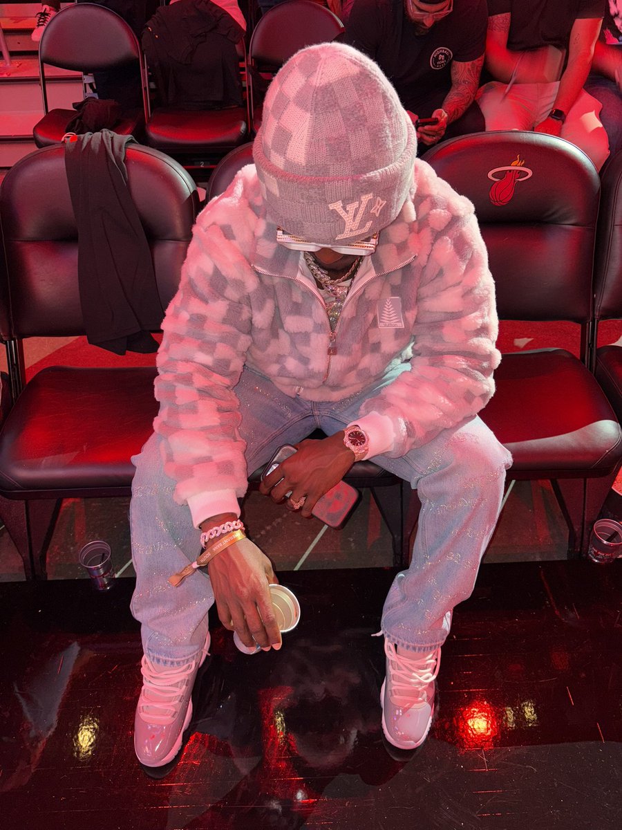 fortmanny's tweet image. Courtside Heat game ! magic on the spread 🪄 #nba #courtside #gambler