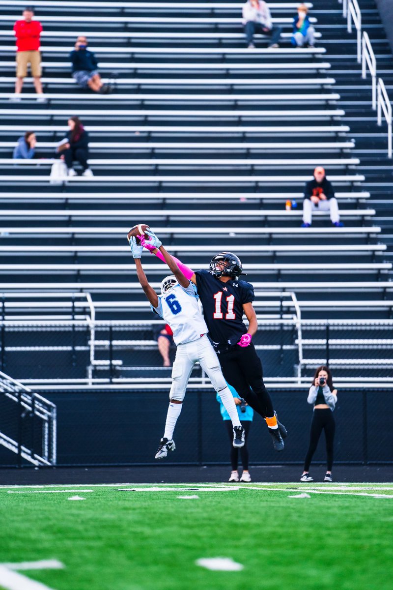 lllelbert3's tweet image. My youngest son ⁦@kameronH114⁩ is next up it didn’t stop at ⁦@Rockk114⁩ , this what we do , you see him high point the ball. ⁦@BeneBengalsFB⁩ #DB is a mentality #Cornerbacks #proud father#mamba mentality ⁦@CoachDarden34⁩ #this what we do #DB Bloodline