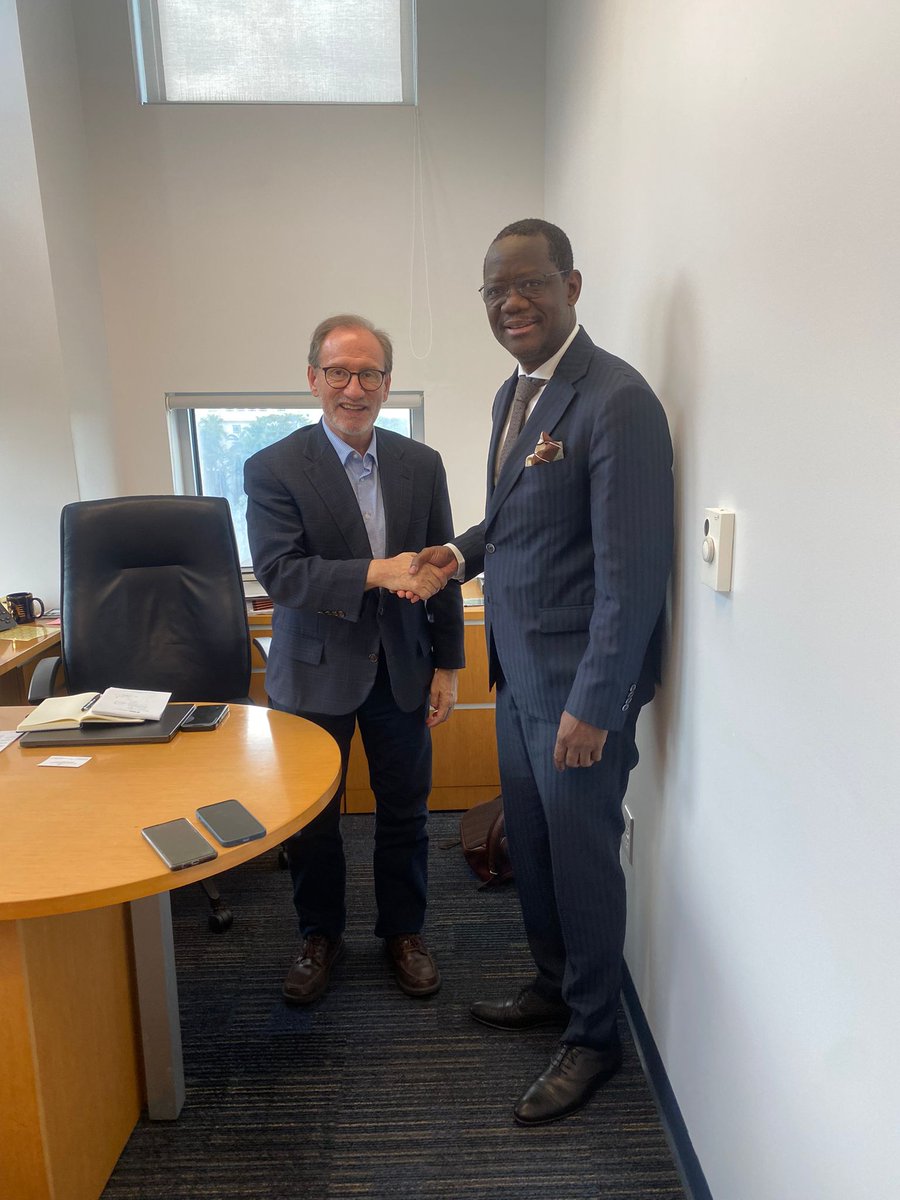 CrisObamaO's tweet photo. La necesidad de estrechar relaciones con varias instituciones en #Florida nos ha llevado a visitar la Universidad publica mas grande de este Estado, la Florida International University para hablar sobre proyectos de formación e intercambios academicos con Equatorial Guinea 🇬🇶. https://t.co/9mQOpdXaGi