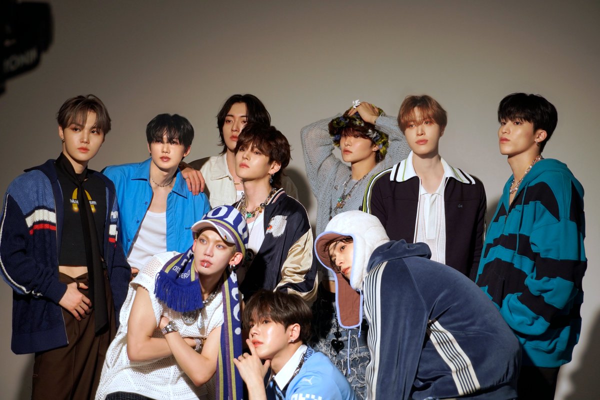 📢] STAFF BLOG UP !! #ViVi 12月号特別版のソロ写真大公開📷✨彡 集合