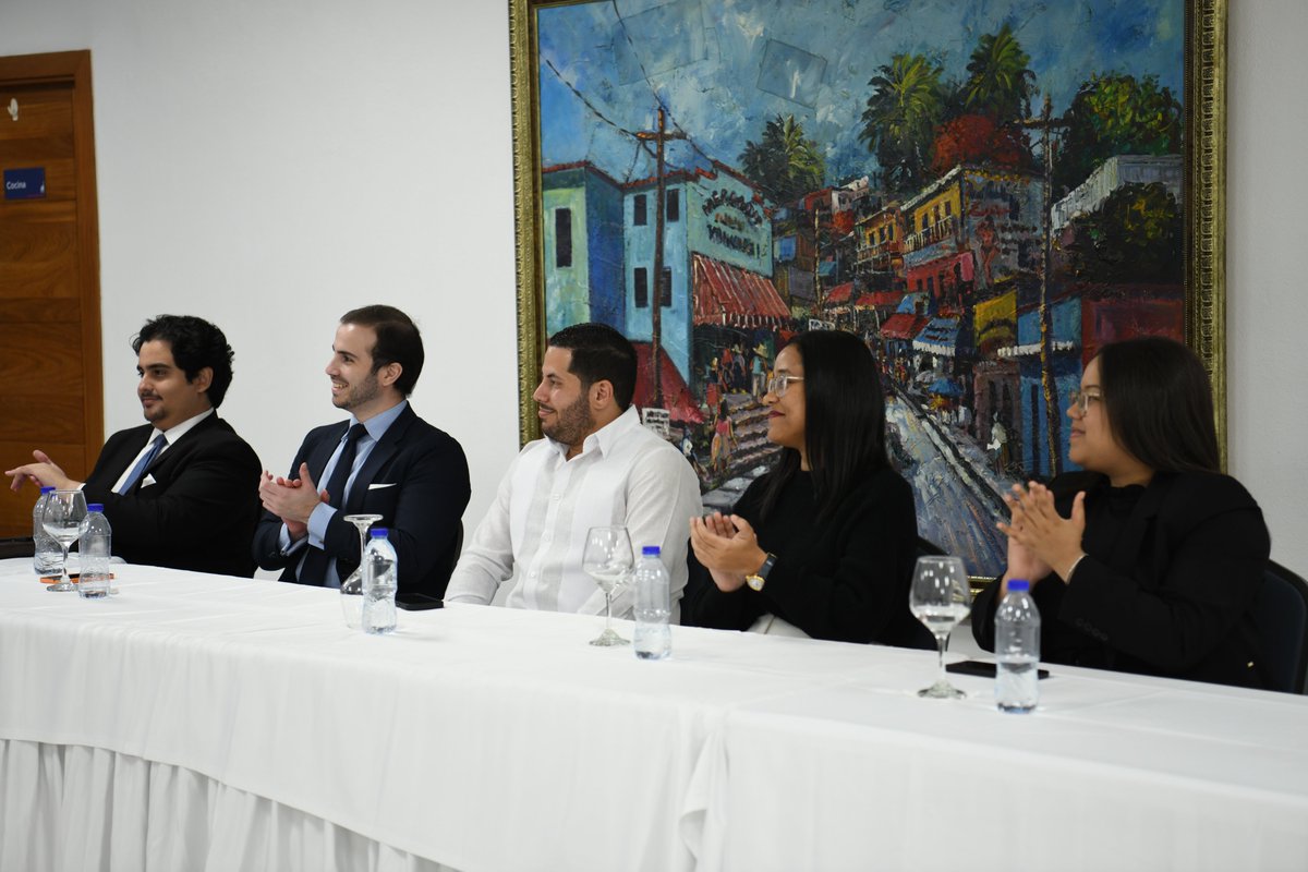 Conversamos sobre nuestra trayectoria política y empresarial, compartiendo las cualidades que consideramos esenciales para un liderazgo efectivo: visión estratégica, resiliencia y capacidad de adaptación para enfrentar los retos actuales y futuros.