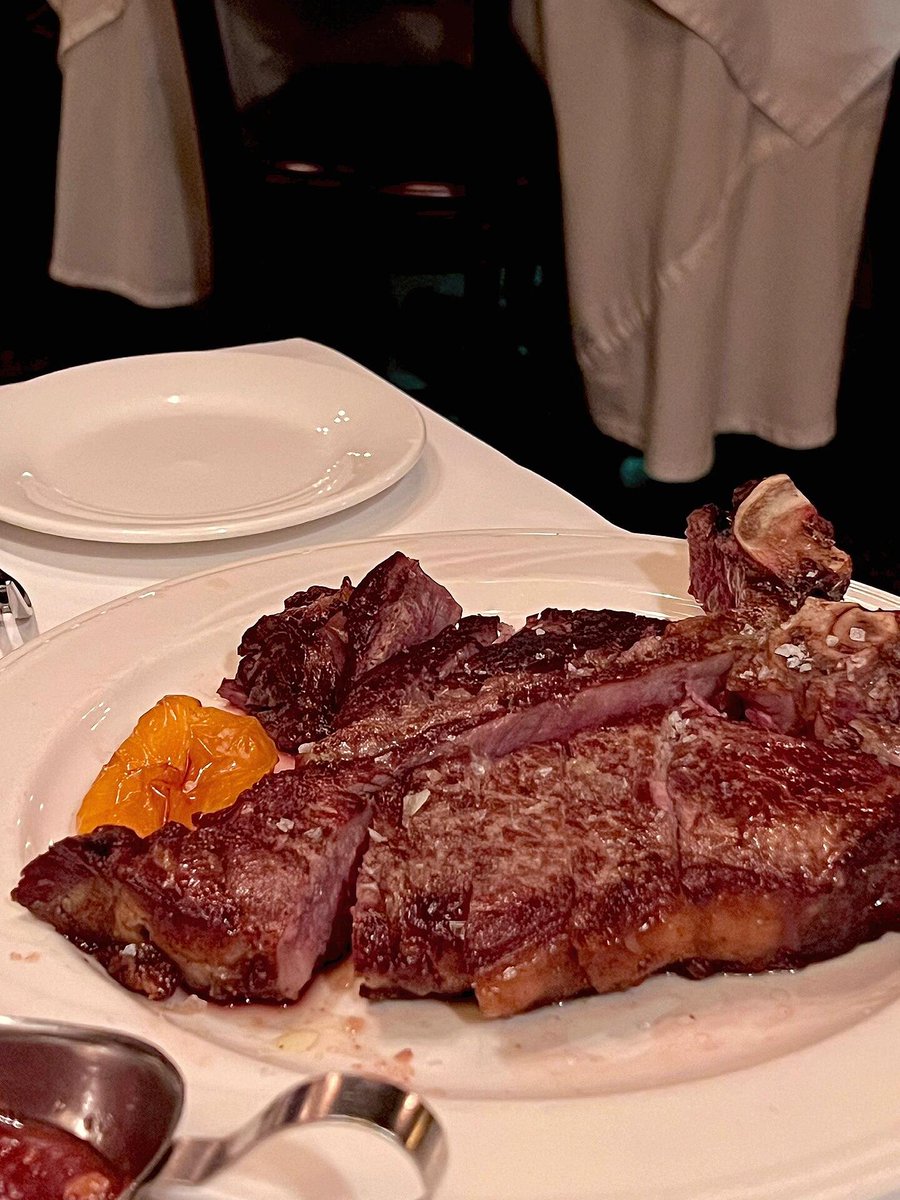 rofci279's tweet photo. I ordered a medium-rare steak. It has been a long time since I had a steak with such a crispy crust, which was to my liking. It was really crispy on the outside and tender on the inside. I love it!😊 https://t.co/W3ZYeEPcEZ