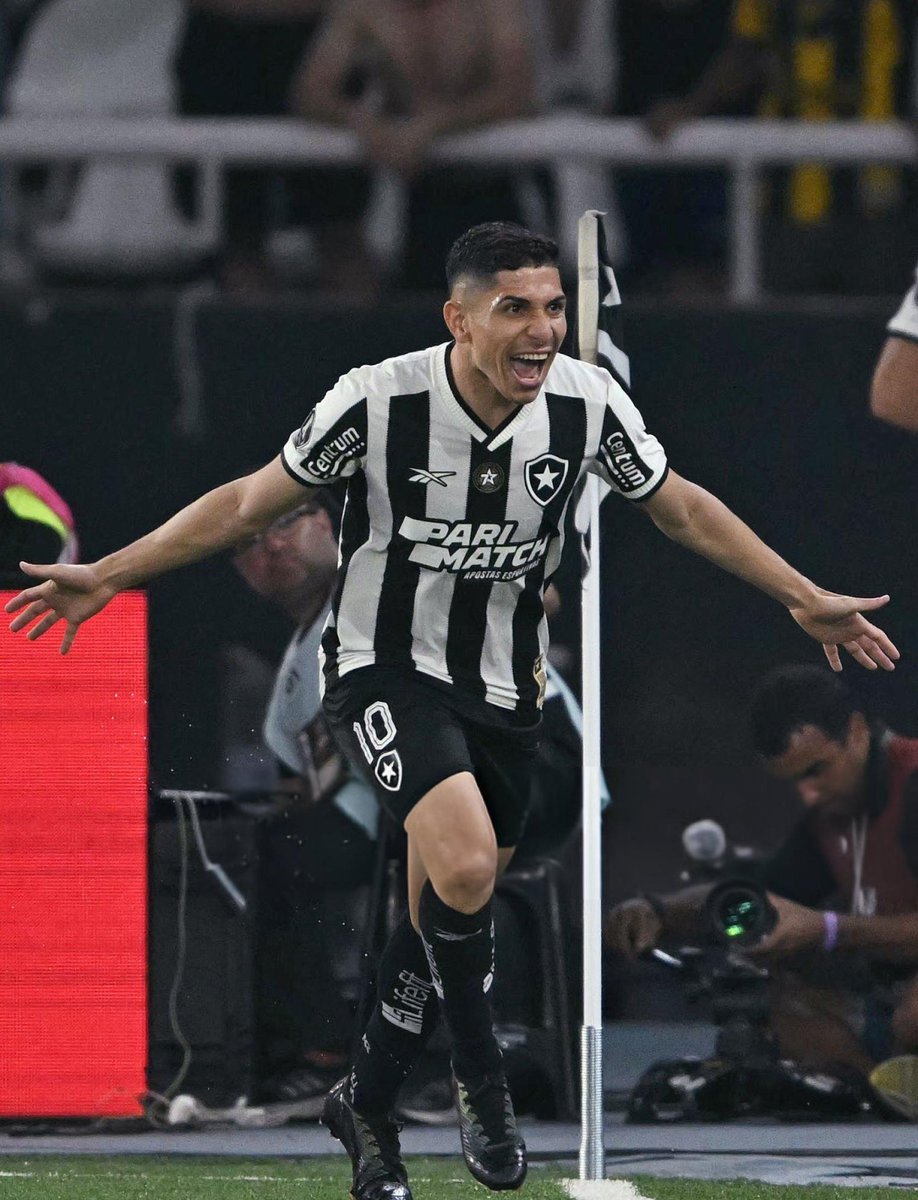 Botafogo, líder del Brasileirao, apabulla a Peñarol con exhibición de Savarino y acaricia la Final de Libertadores. El venezolano participa en los 5 goles del "Fogao", pero en Venezuela solo lo critican. Normal, somos un país que desprecia lo propio y sobredimensiona lo ajeno.