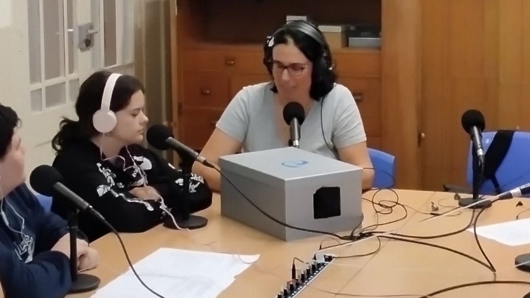Els alumnes de l'optativa de ràdio de les <a href="/EscolapiesFIG/">Escolàpies Figueres</a>  avui ens acosten una entrevista a una mestra del centre i coordinadora del Bàsquet Vilafant. Ho escoltem a Les Veus del Matí.
radiovilafant.net/2024/10/24/len…