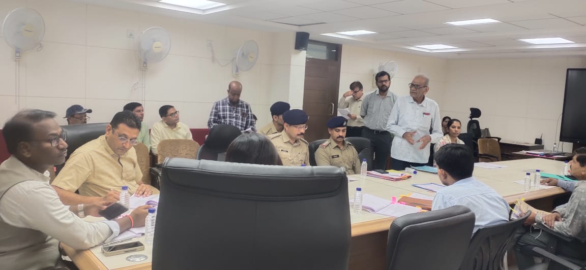 CollectorMeh's tweet image. આજ રોજ જિલ્લા સેવા સદન મહેસાણા ખાતે જિલ્લા સ્વાગત અને ફરિયાદ નિવારણ કાર્યક્રમ યોજવામાં આવ્યો. જેમાં લોકો દ્વારા રજુ થયેલ પ્રશ્નો બાબતે સંબંધિત અધિકારીશ્રીઓ પાસેથી વિગતો મેળવી હકારાત્મક નિકાલ કરવામાં આવ્યો. 
@CMOGuj @revenuegujarat @JayantiRavi