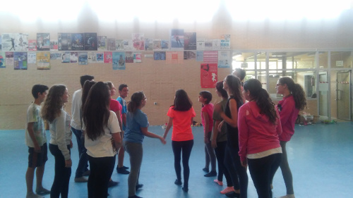 El teatro es siempre un juego, si utilizamos sus técnicas mejoraremos la relación de nuestros alumnos entre sí, con nosotros y con su trabajo en general. cedec.intef.es/cinco-tecnicas… #educacion #teatro #primaria #secundaria