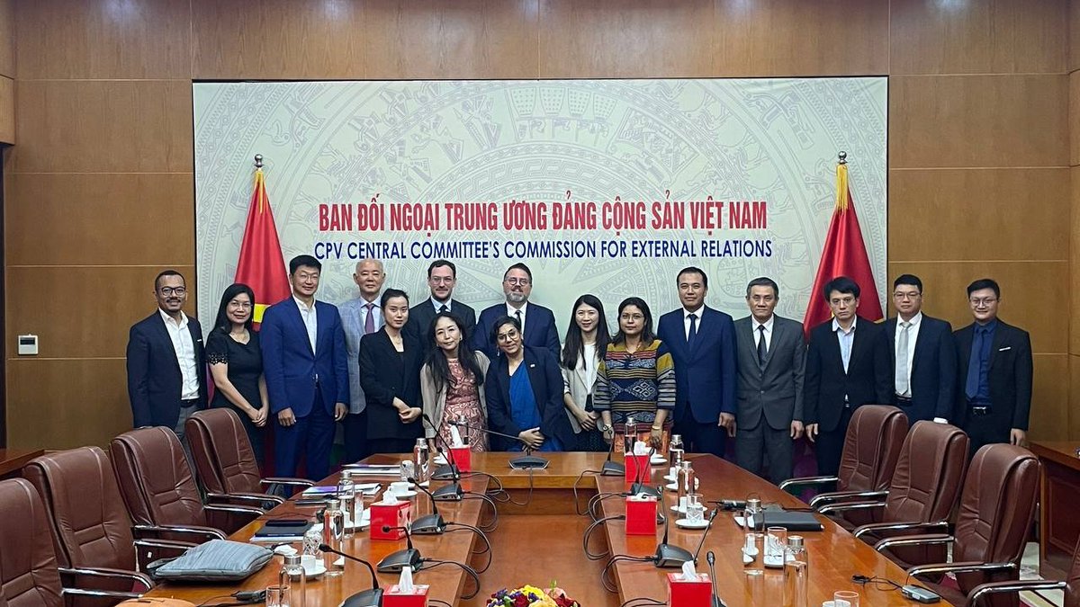 marc_saxer's tweet photo. Warm welcome in #Vietnam 🇻🇳 for our #ASFN experts from 🇧🇩🇮🇳🇯🇵🇲🇳🇰🇷. Good conversations about the geopolitical competition in the region and the impact of geoeconomic disruptions on development models. https://t.co/vOsXU4yNyW