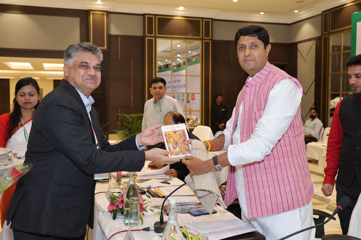 CkpDrm's tweet image. 21 अक्टूबर 2024 को माननीय उज्ज्वल रमण सिंह जी की अध्यक्षता में संसदीय राजभाषा समिति ने राँची में मंडल रेल प्रबंधक कार्यालय, चक्रधरपुर के साथ एक निरीक्षण बैठक आयोजित की। इसमें मंत्रालय एवं विभाग के वरिष्ठ अधिकारियों ने भाग लिया। 
 #SecondSubCommittee