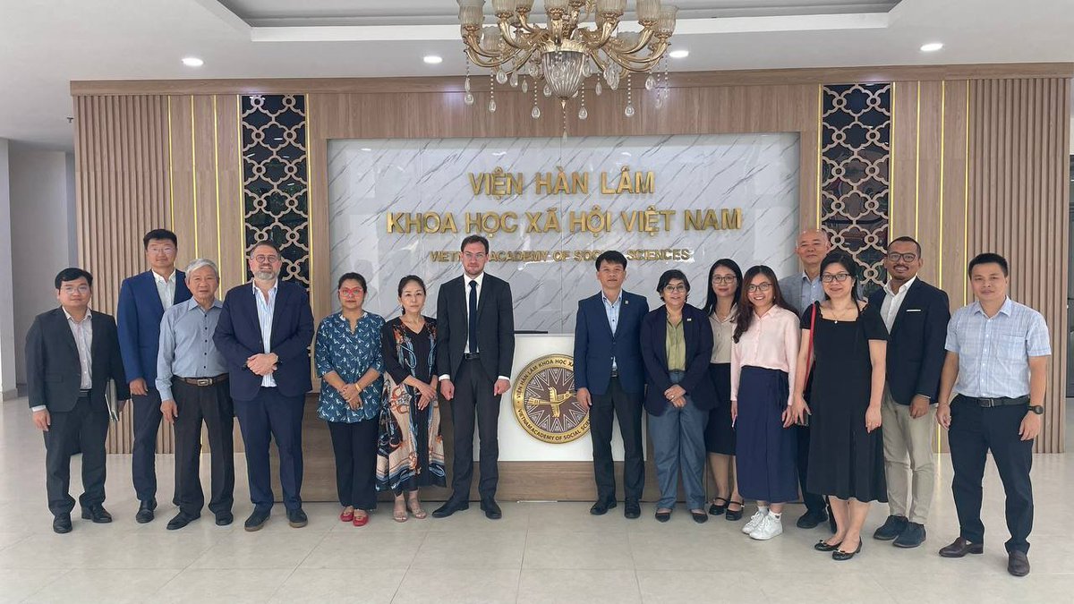 marc_saxer's tweet photo. Warm welcome in #Vietnam 🇻🇳 for our #ASFN experts from 🇧🇩🇮🇳🇯🇵🇲🇳🇰🇷. Good conversations about the geopolitical competition in the region and the impact of geoeconomic disruptions on development models. https://t.co/vOsXU4yNyW