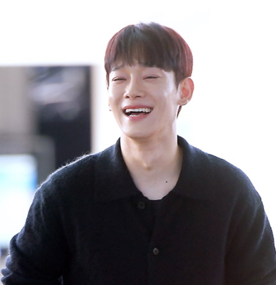 enjieLou's tweet photo. So a fan shouted "You're Handsome" when he was about to cross the road that's why he laughed 😆🥰🫶🏻 https://t.co/lowsdBGRpY