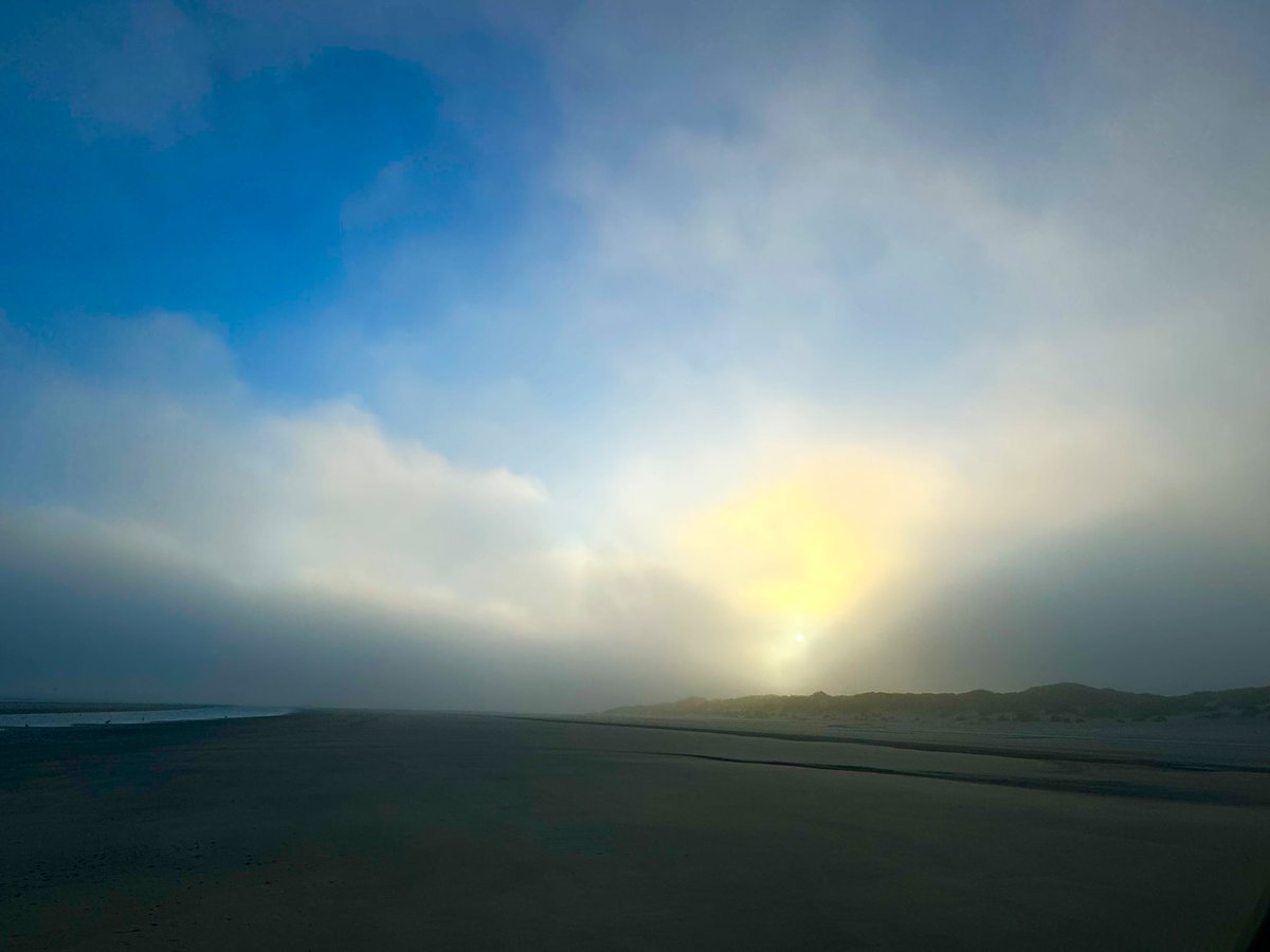 De dag ontwaakt met moeite