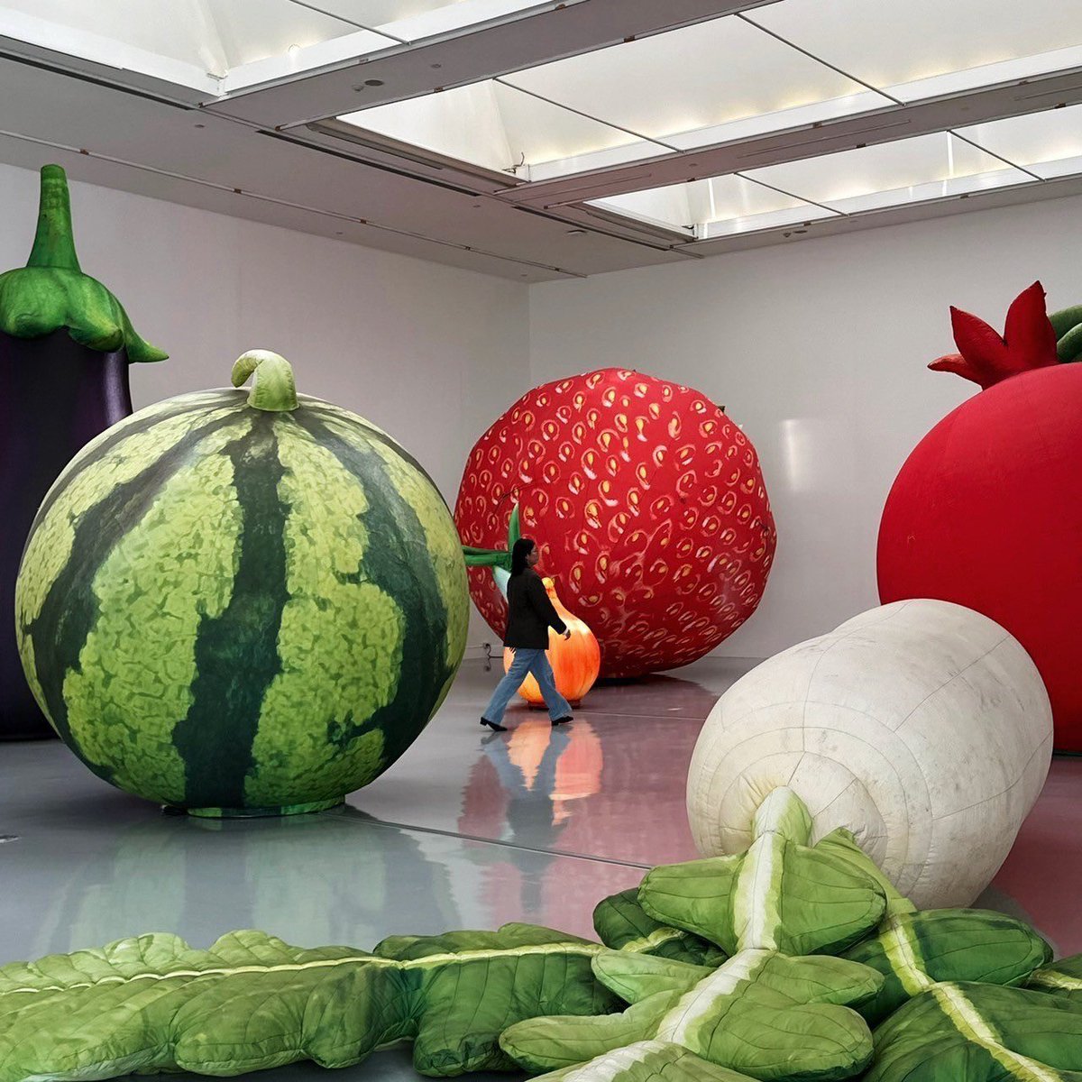#BangkokArtBiennale2024 น่ารักมากกกก 🍓🍉🍆🥬🧅✨ จัดเต็มงานศิลปะกว่า 200 ชิ้นงาน กับสถานที่ทั้งหมด 11 แห่งทั่วกรุงเทพ หนึ่งในสถานที่ไฮไลท์คือ หอศิลปวัฒนธรรมแห่งกรุงเทพมหานคร งานที่ชั้นบนสุดน่ารักมากกก 
#BangkokArtBiennale2024 #นิทรรศการ #นิทรรศการใหม่ #เที่ยวกรุงเทพ