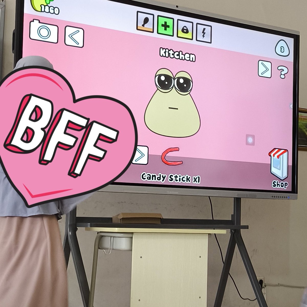 chellidda's tweet image. Mabar Pou di kelas wkwkdhsk