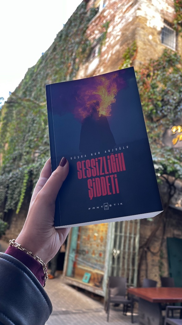 Sessizliğin Şiddeti bizlerle! 

D&amp;R, BKM kitap ve bir çok sitede mevcuttur. 

#sessizliğinşiddeti #kitapönerisi #kitapi̇çinbimola