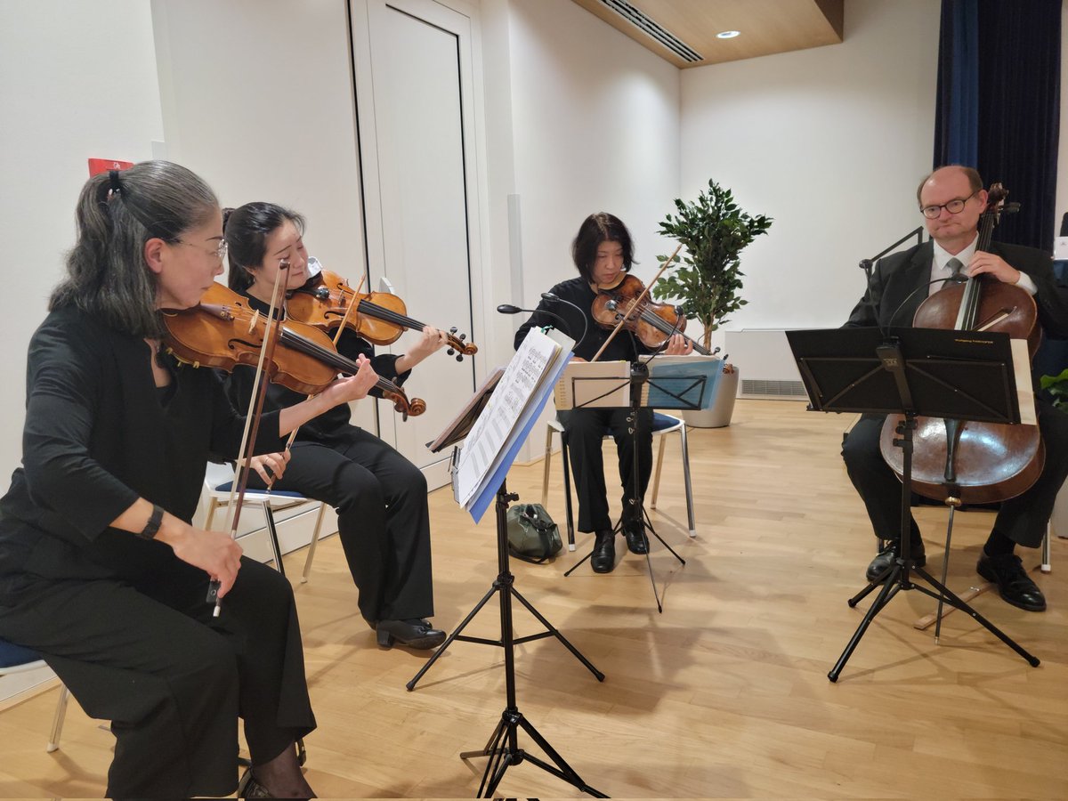 10月23日に世田谷区とドゥブリング区(オーストリア・ウィーン市)との姉妹都市連携40周年の再確認宣言の調印式典をドゥブリング区役所で行いました。ダニエル・レッシュ区長と署名をした再確認宣言書を交換しました。式典ではウィーン在住30年の日本人音楽家による美しい四重奏の調べが流れました。