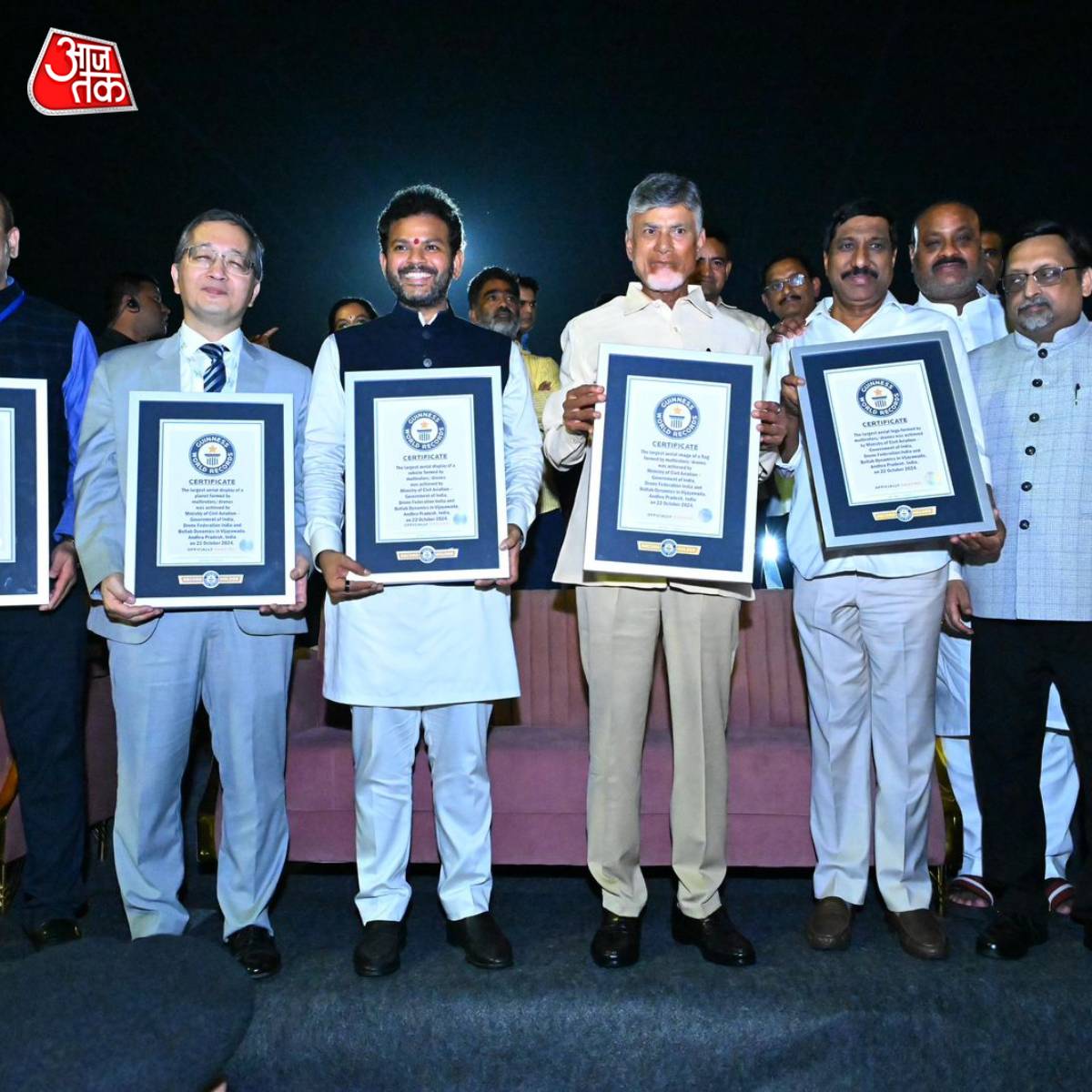 aajtak's tweet photo. ड्रोन Summit 2024 : अमरावती में कृष्णा नदी के किनारे 5500 ड्रोन से हुआ ड्रोन शो, दिखा अद्भुत नजारा. मुख्यमंत्री चंद्रबाबू नायडू ने ड्रोन शो की तस्वीरें साझा की.

#ATCard #AndhraPradesh #DroneShow #ChandrababuNaidu #dronesummit https://t.co/NKPNGg7ttK