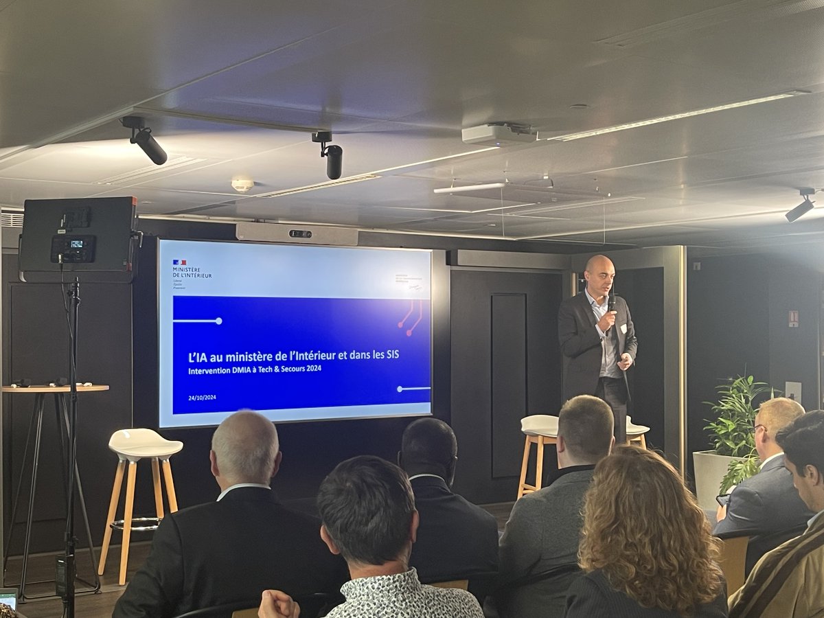 comatraksis's tweet photo. Emmanuel MAKSYMIW, @dmia_delegation @Interieur_Gouv  explique "Les SDIS sont moteur dans les expérimentations liées à l'#IA. Réels laboratoires dans les territoires, sur les 70 SIA récensés, 30% sont dans les SIS"
Une très belle perspective pour la #TechForRescue 🚀🚒 https://t.co/Z9J7qfnzh0