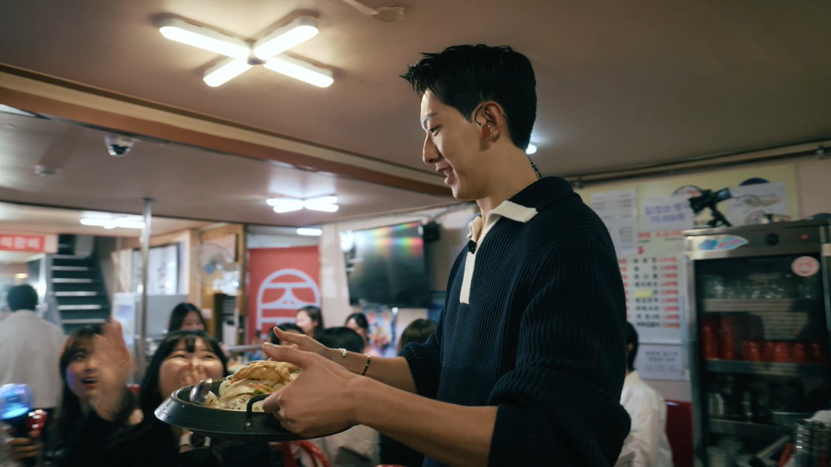 LHLHstudio's tweet photo. 와 여기 알바가 맛있고 떡볶이가 친절해요... 나 맵찔인데 진짜 저런 점원 있으면 매일 가서 닭발 먹고 광광 운다 (닭발 못먹음)  https://t.co/XFBhiTXEgQ #노포라이브 #CNBLUE https://t.co/h5aUvNb67y