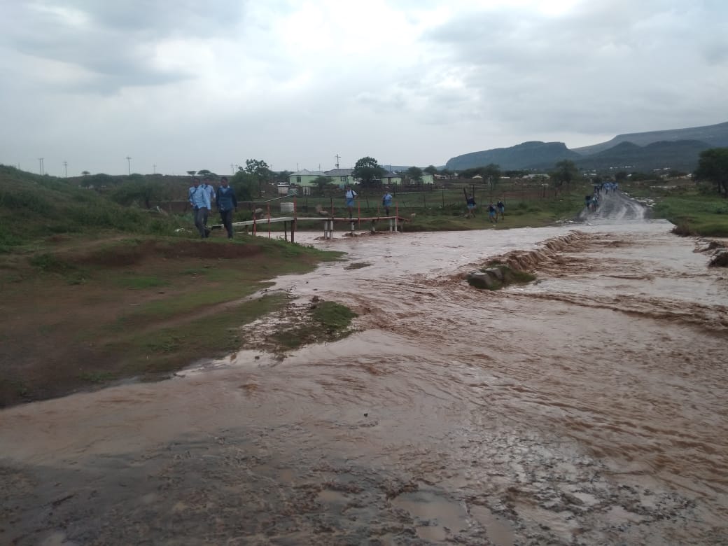 NEWS: A community member, Vumani Shelembe, has forked out R50,000 from his pocket to build this foot bridge in the area of Nadi in Greytown, KwaZulu-Natal Midlands.

The IFP-ANC run Umvoti local municipality allegedly failed to build the bridge after several requests.

However,