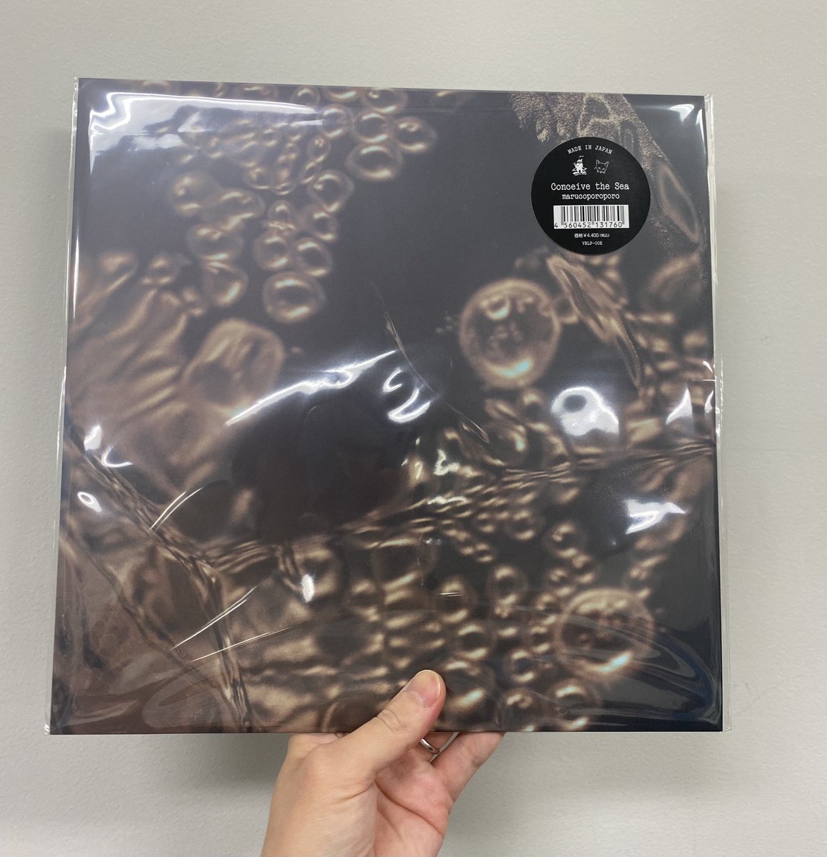 vinyl_bug's tweet photo. 11/3に開催される【レコー��の日】エントリー作品、そしてVINYL BUGレーベル第二弾marucoporoporo『Conceive the Sea』の製品サンプルが到着しました❣️
ジャケット含め、迫力がある仕上がり💿内容についてはいわずもがな、皆様、今回もかなり数量限定でのプレスのため、お早めの購入を❣️ https://t.co/zTLBot14v7