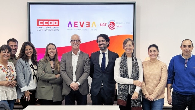 Sindicatos y patronal firman el primer convenio colectivo de empresas organizadoras de eventos.

El acuerdo recoge los derechos y condiciones sociolaborales de más de 5.000 trabajadores.

dircomfidencial.com/marketing/sind… <a href="/AEVEA_eventos/">AEVEA</a>