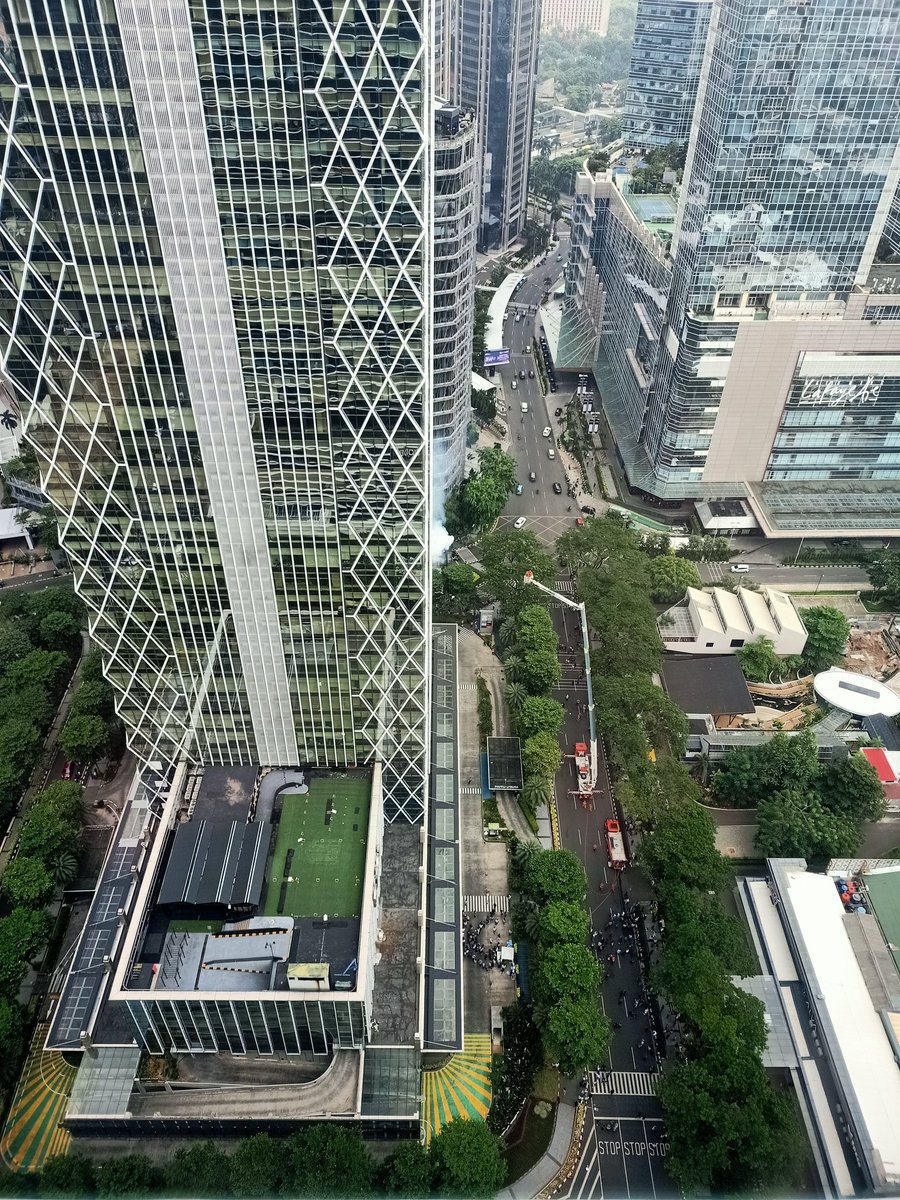 archeiner's tweet photo. Ada kebakaran di gedung equity scbd https://t.co/uyGUNo9GDb