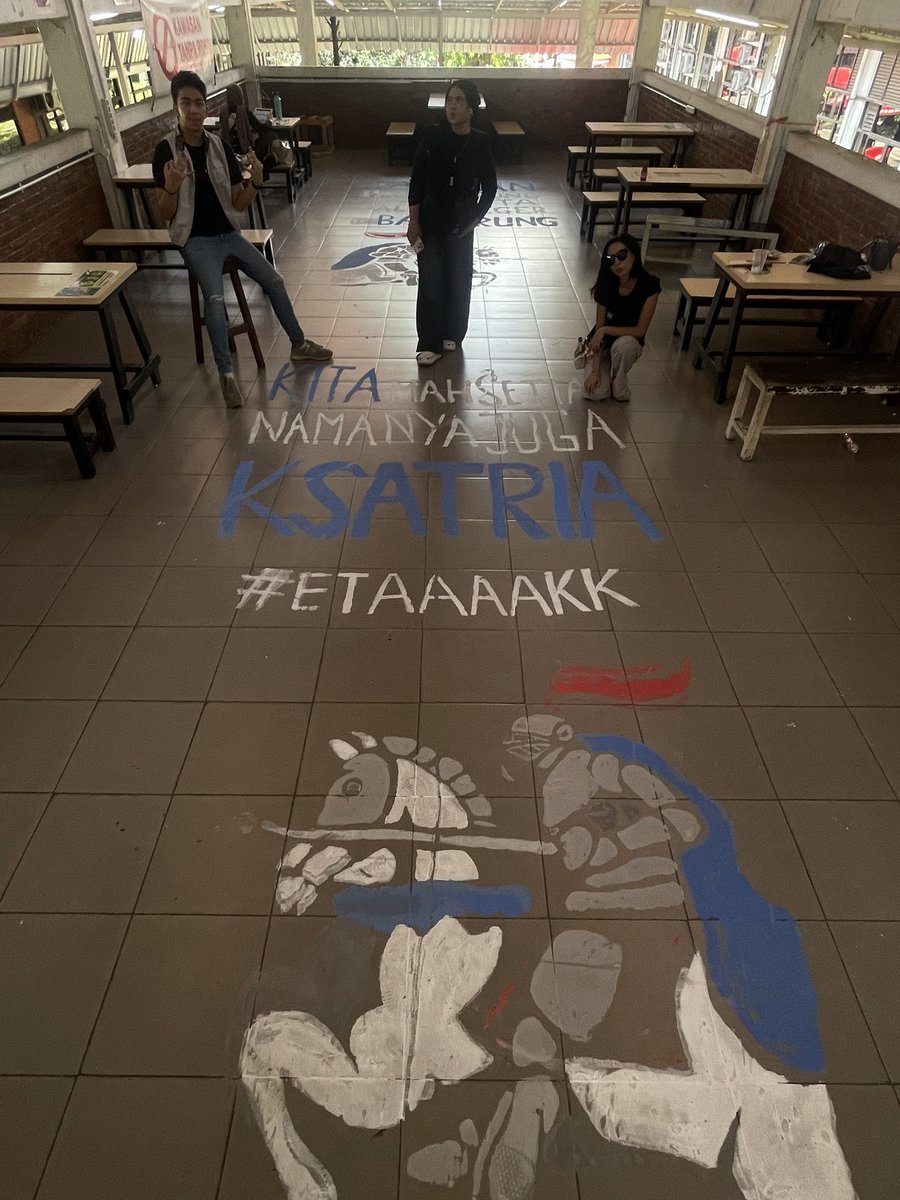 Kosongkan Dallas! Mari, kita Biru Hitam-kan Balairung!