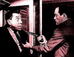 merlinpapin3's tweet photo. .@FredOL69007 #DéfiCinéClassique2024 Octobre (Georges Geret) avec le film #LeCaid de Bernard Borderie (1960) avec Fernandel Marcel Bozuffi Georges Geret France Asselin Albert Michel Jean François Remy Jean Marosi Georges Wilson Barbara Laage Claude Piéplu Jacques Seiler Paul Mercey
(On pourra aussi le valider en Novembre pour le thème Pigalle)
Hold-up sanglant et rapide près des raffineries de pétrole de l'étang de Berre. Poursuivi par une bande rivale, Toni s'enfuit avec une sacoche contenant trente millions de francs. Dans le train qui l'emmène à Paris, il menace avec son arme Justin Migonnet, un honnête professeur de philosophie se rendant à un congrès, le contraint à mettre cette sacoche dans sa valise et lui fait promettre de la rapporter à ses hommes, dès le lendemain, à l'hôtel Pigalle, situé rue Fontaine…
Complètement perdu, Migonnet décide d'obéir aux ordres de Toni.
Au moment de la restitution, c'est une jeune femme qui se présente, car une autre bande cherche à s'emparer du magot. Ils se retrouvent à l'hôtel où elle se fait passer pour sa nièce et devra, à partir de cet instant, se méfier de chacun. Peu à peu, la pègre de la capitale le prend pour un véritable caïd. Profitant d'un instant de répit de ses adversaires, il ira porter l'argent à des œuvres charitables avant de reprendre son train pour Arles.
"Le Caïd" de Bernard Borderie est une comédie policière française de 1960, qui repose principalement sur le charisme de son acteur principal, Fernandel, et sur une galerie d'acteurs secondaires familiers au cinéma français. Ce film incarne parfaitement le style du cinéma populaire français de l'époque, un mélange de quiproquos théâtraux, d'intrigue légère et d'humour bon enfant. Toutefois, malgré quelques moments divertissants, le film souffre d'un scénario faiblard, reposant sur des ressorts comiques déjà vus et prévisibles.
Le pitch est simple : Fernandel incarne le rôle d'un homme ordinaire pris dans une série de malentendus qui le projettent malgré lui au centre d'une intrigue criminelle. Ce genre de situation, bien que classique, aurait pu être un terrain fertile pour l'humour si le scénario avait su pousser plus loin les situations comiques ou les retournements de situation. Or, le film semble s'enliser dans des quiproquos souvent trop théâtraux, presque artificiels, manquant de fraîcheur. Les péripéties sont cousues de fil blanc et, si elles arrachent quelques sourires, elles n'offrent pas de véritables moments de comédie inoubliables.
Cependant, Fernandel, avec son jeu familier et son numéro habituel de l'homme naïf mais astucieux, parvient à sauver certaines scènes par sa simple présence. Son talent indéniable pour les mimiques et les répliques bien placées confère au film une légèreté plaisante. Mais pour ceux qui connaissent déjà bien sa carrière, Le Caïd n'apporte rien de nouveau à son répertoire. Il semble simplement réitérer des schémas qu'il a déjà explorés dans d'autres films, sans la même force ni la même originalité.
L'un des plaisirs du film réside néanmoins dans la présence d'acteurs de second rôle emblématiques du cinéma français. Georges Géret, Marcel Bozzuffi, Claude Piéplu, Georges Wilson, et Marcel Pérès apportent tous leur touche personnelle, contribuant à animer une intrigue qui, sans eux, semblerait bien vide. Le plaisir réside moins dans le déroulement de l'histoire que dans la joie de voir ces acteurs jouer ensemble, offrant au spectateur un aperçu d'une époque où ces figures étaient omniprésentes dans les comédies et les polars français.
Bernard Borderie, réalisateur prolifique mais surtout connu pour ses films d'aventure comme la série des Angélique, signe ici une réalisation correcte mais sans éclat. Il se contente d'assurer une mise en scène fonctionnelle, sans chercher à transcender le matériel de base. La caméra suit l'action sans jamais vraiment l'amplifier, laissant toute la charge du divertissement reposer sur les épaules de ses acteurs.
Le Caïd est une petite comédie policière sans prétention, typique de son époque. Si l'on peut regretter un scénario trop faible et des quiproquos parfois forcés, le film reste un agréable moment de divertissement grâce à la présence de Fernandel et de nombreux acteurs de second rôle talentueux. Pour les amateurs de ce type de cinéma, Le Caïd représente une parenthèse légère, sans ambition, mais tout à fait regardable. Un film qui, sans être mémorable, remplit sa mission de passer un bon moment devant une comédie française d’antan.