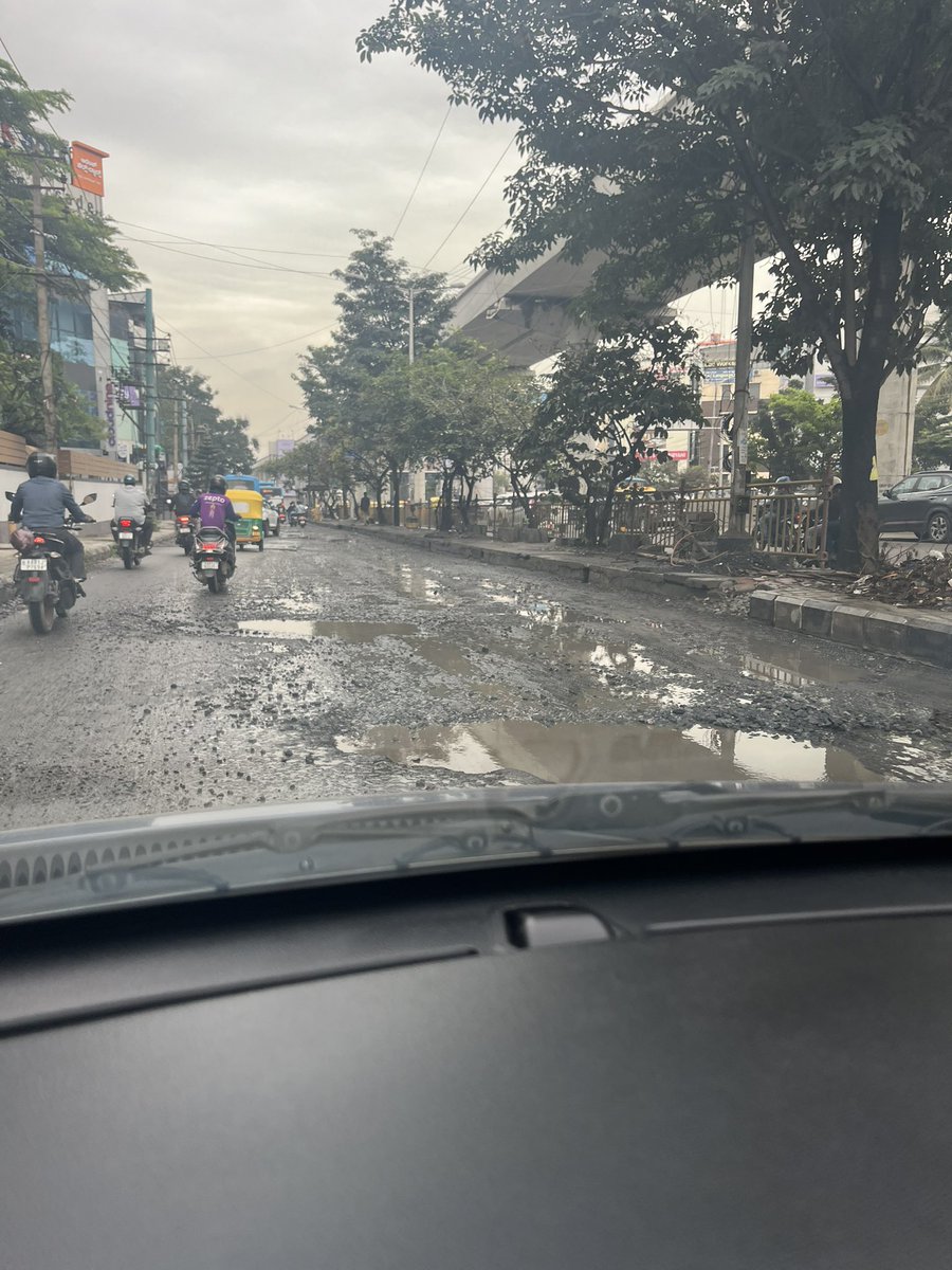ankhuri's tweet photo. Bellandur ORR roads are missing, is only a collection of potholes. @BBMPCOMM @BBMPAdmn @BBMPSWMSplComm @Bbmpcares @BbmpchdTeam https://t.co/udJ7Fs6oKM