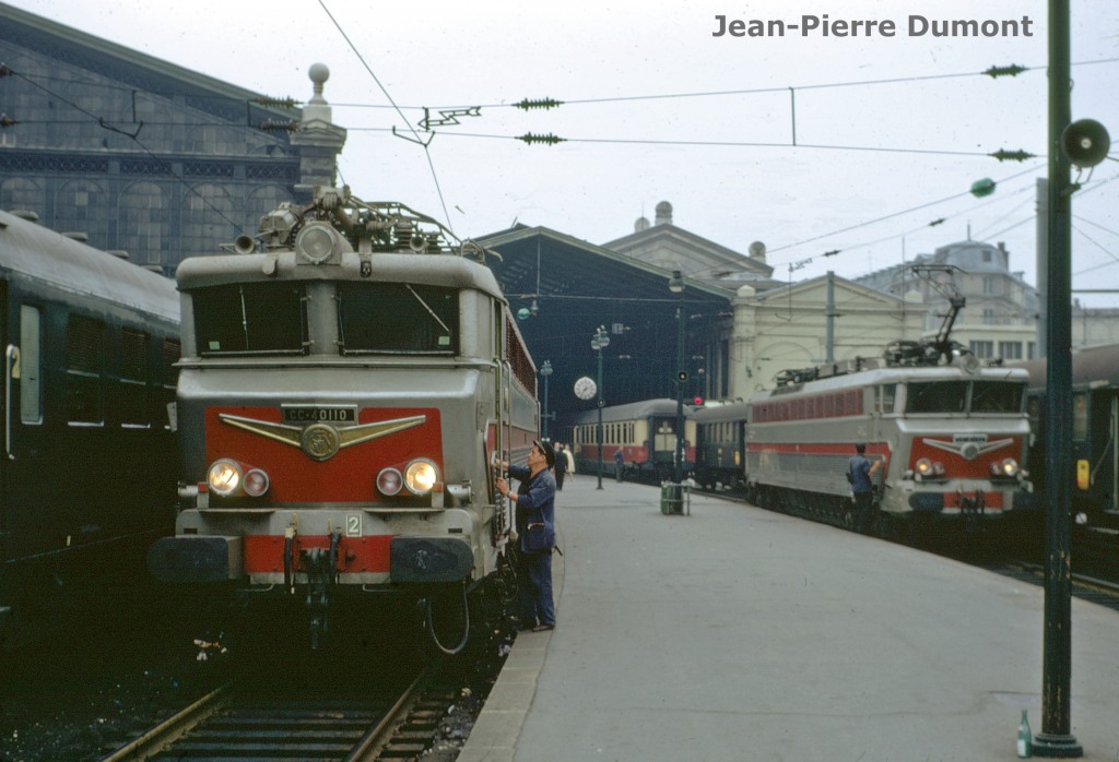 Préparation de trains du matin à la =&gt;#gareduNord (=&gt;#Paris) avec des =&gt;#CC40100 dans les 70's : à gauche un =&gt;#TEE (probable =&gt; '#EtoileduNord) ; à droite, un train à destination de l'Allemagne du nord.
Auteur : Jean-Pierre Dumont, source : tyrphon-trains.fr
